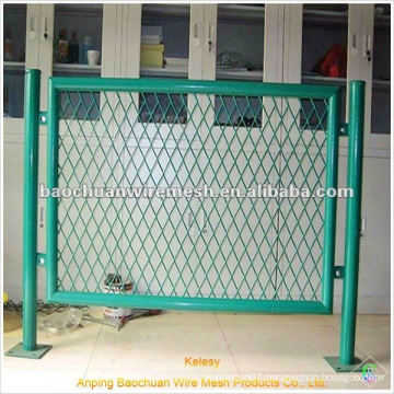 Green powder coated temporary steel fence